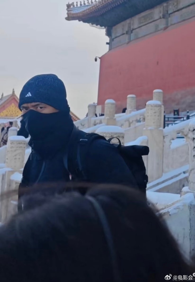 李现皮衣造型变身酷哥，网友直呼认不出