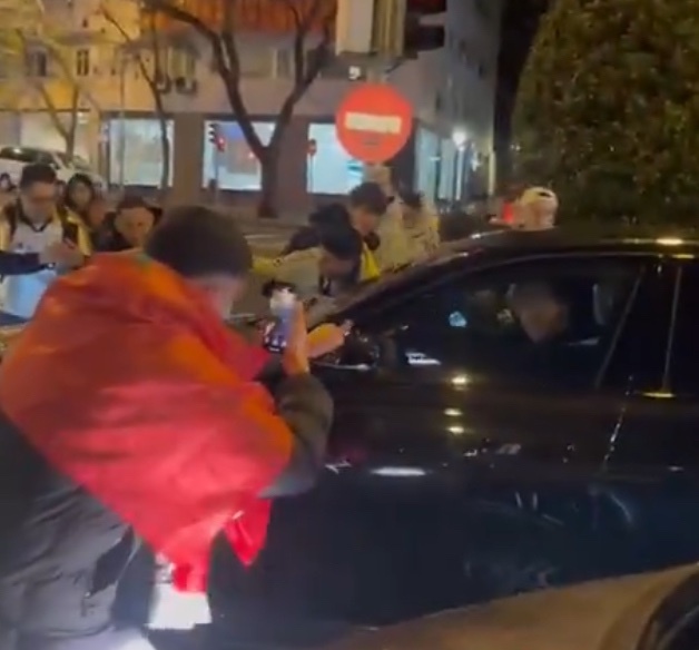 皇马球迷伯纳乌外声援哈维阿隆索