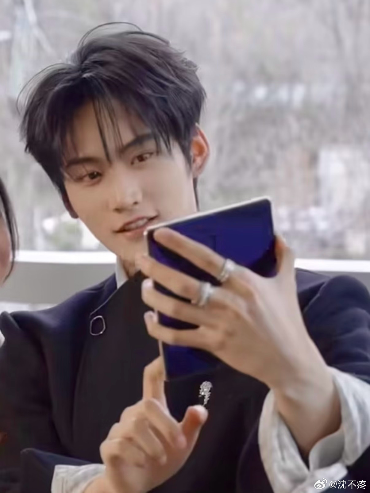 周柯宇手部特征引关注