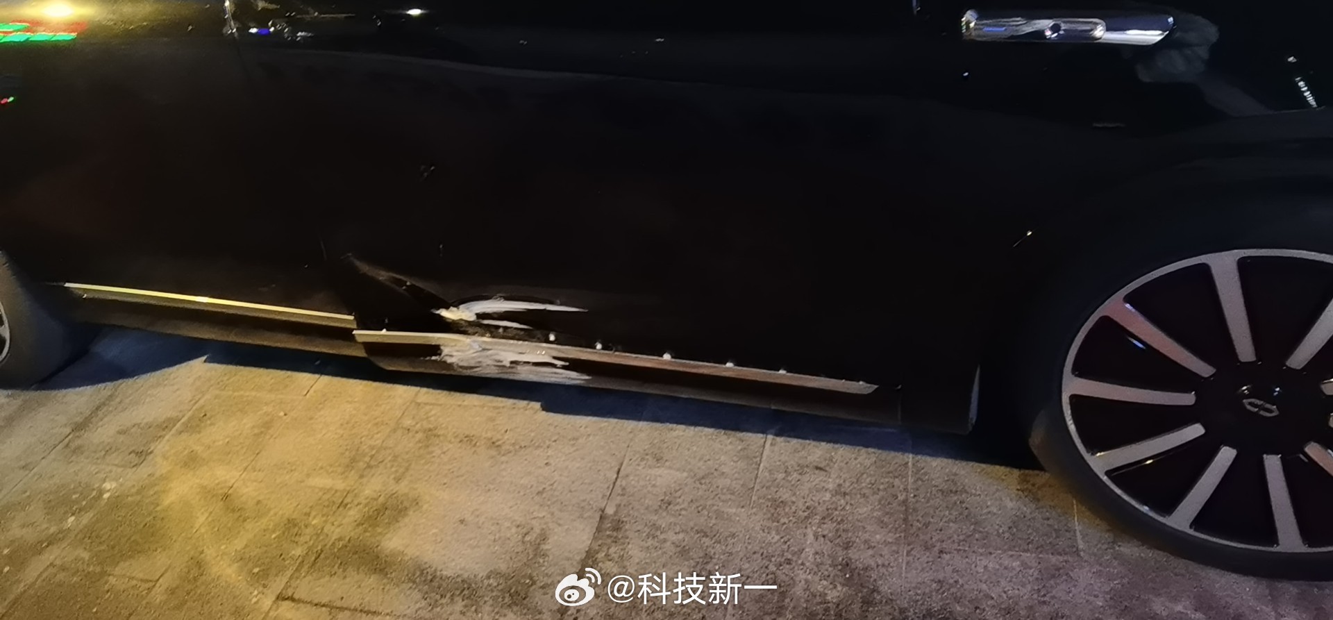 问界M9借友驾驶拐弯剐蹭受损