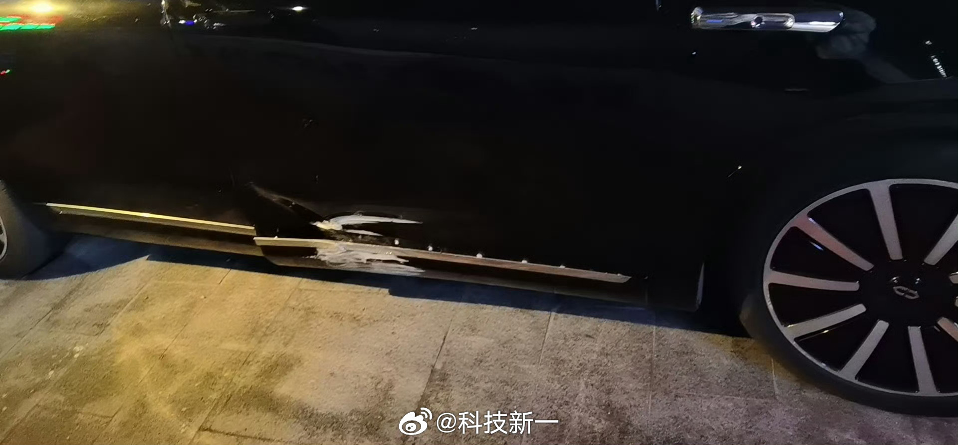 问界M9剐蹭定损1万元需换门