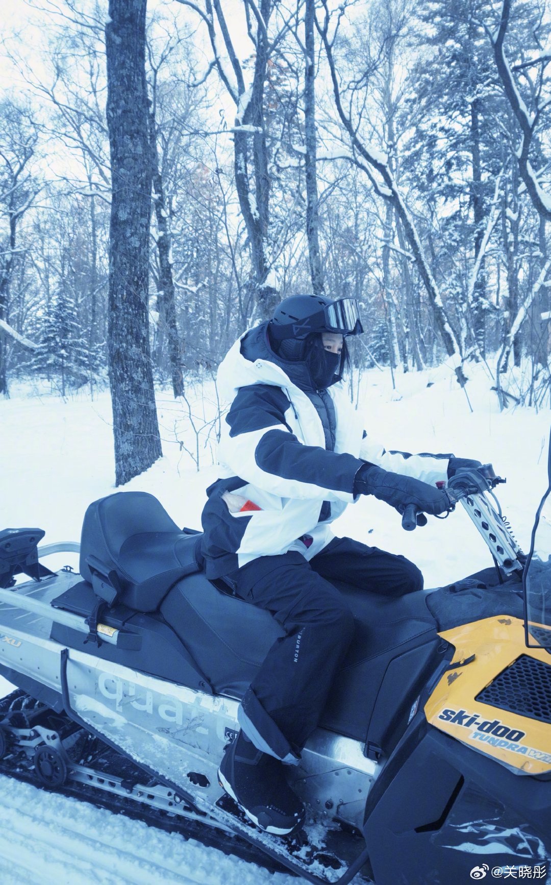 关晓彤首次挑战滑雪分享plog