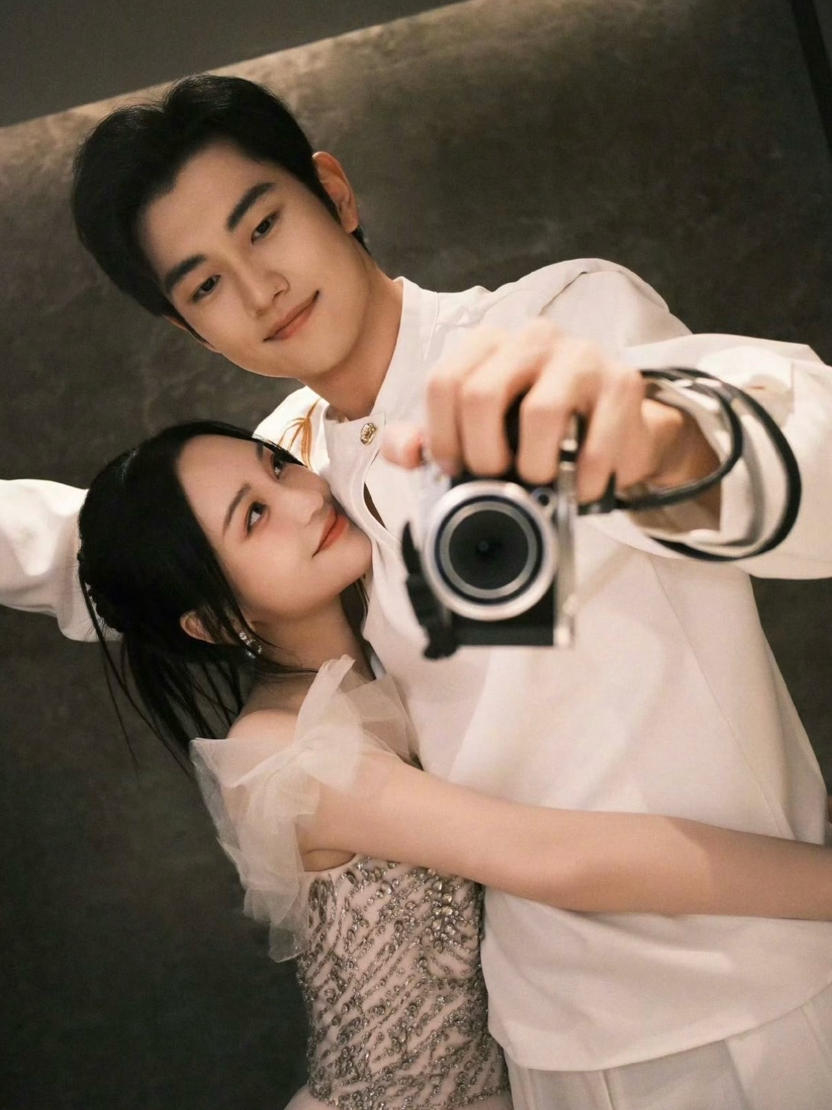 金莎称备婚忙碌，期待婚礼