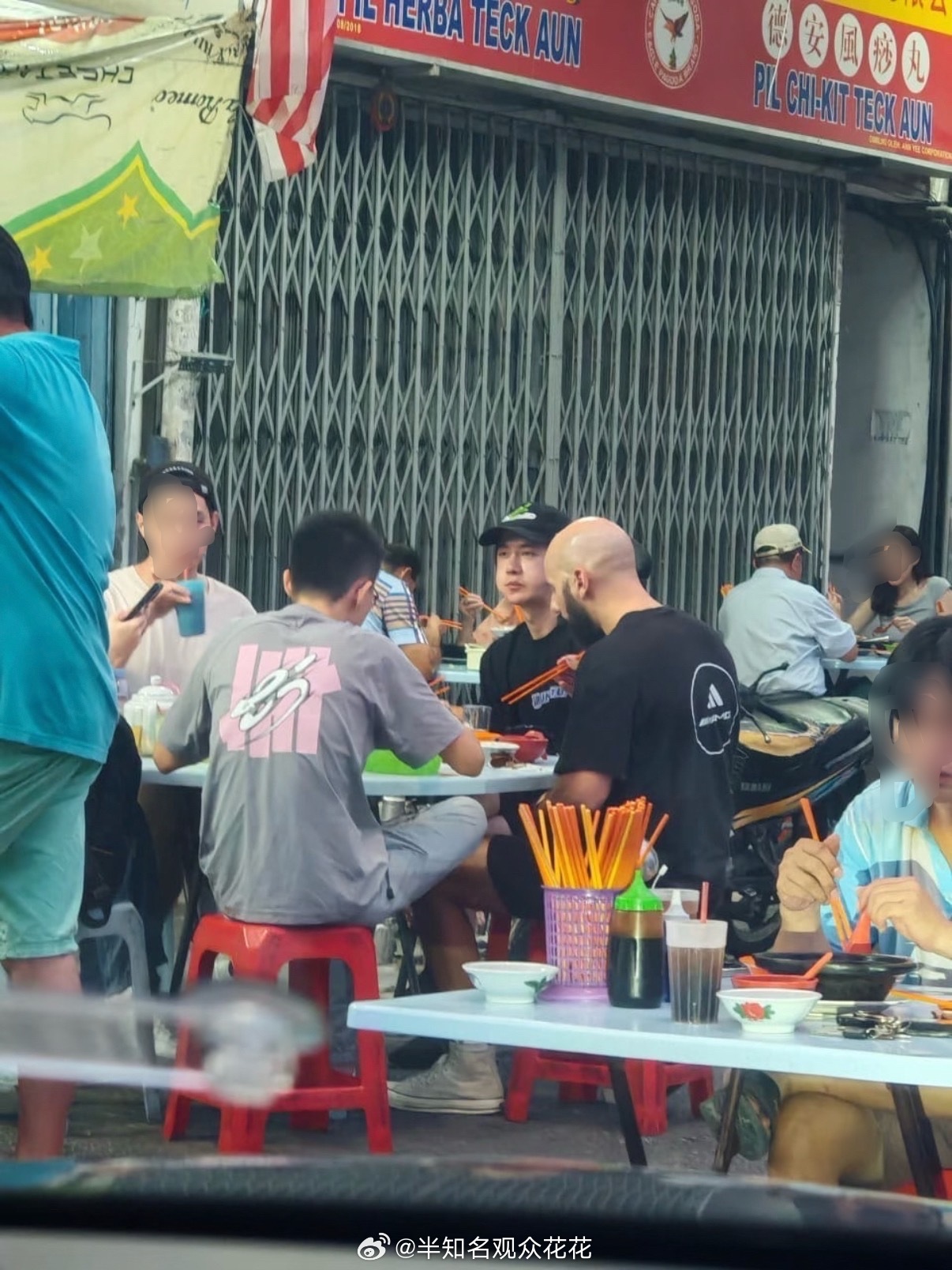 马来西亚偶遇王一博与车队聚餐