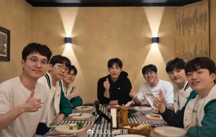 韩国解说分享T1队员越南聚餐照，Faker小K表演赛引关注