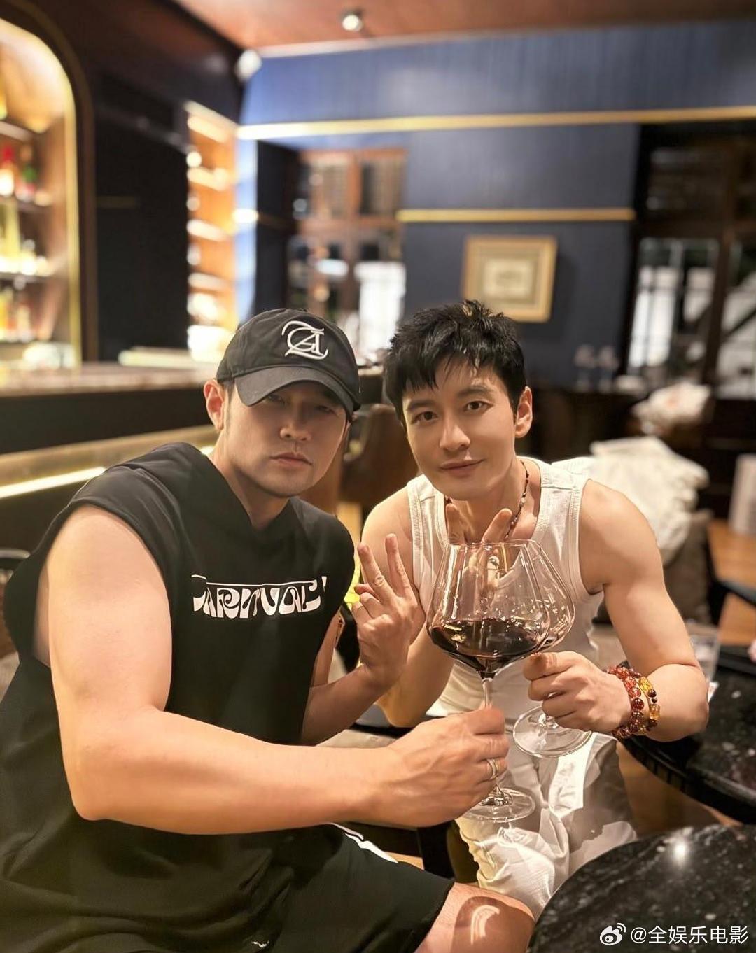 黄晓明点赞周杰伦手臂肌肉，称确实牛
