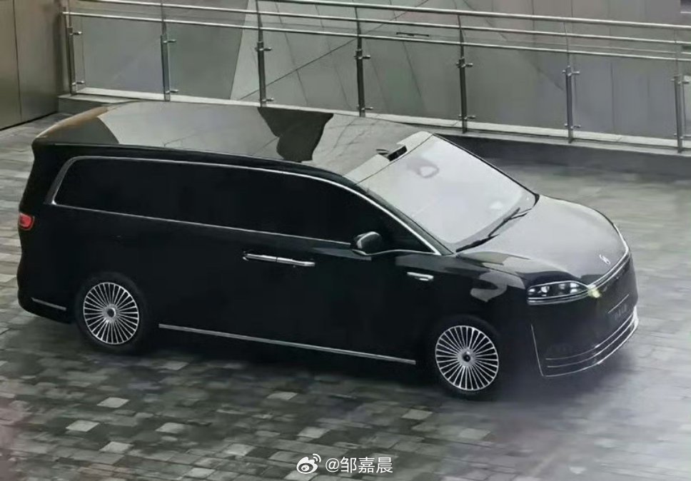 鸿蒙智行首款MPV智界V9实车曝光，车长超5.3米轴距逾3.2米