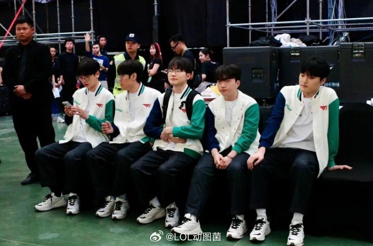 MVKE分享T1越南行返图，全员斗笠造型与粉丝合影