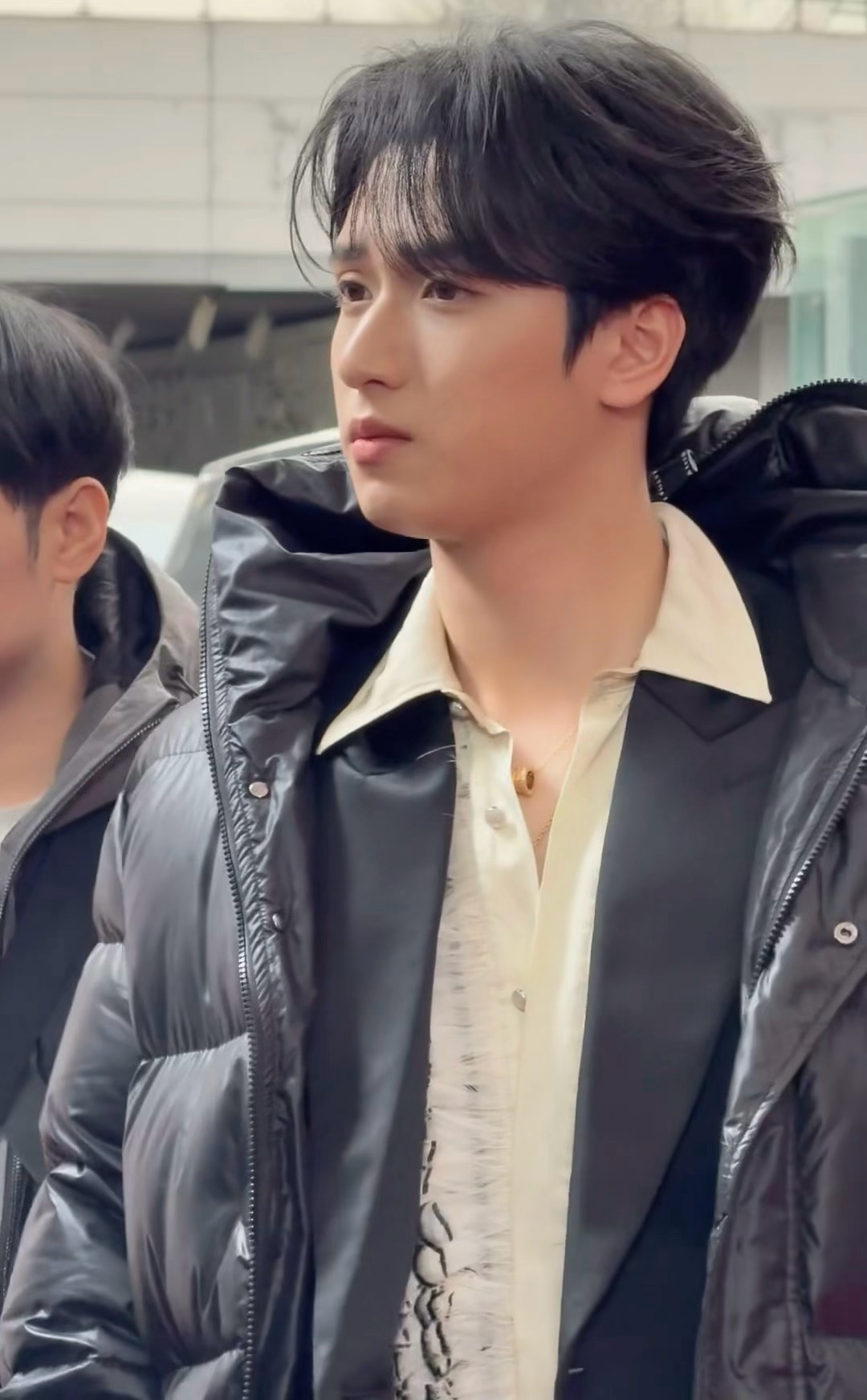 严浩翔穿北电校服亮相微博之夜红毯