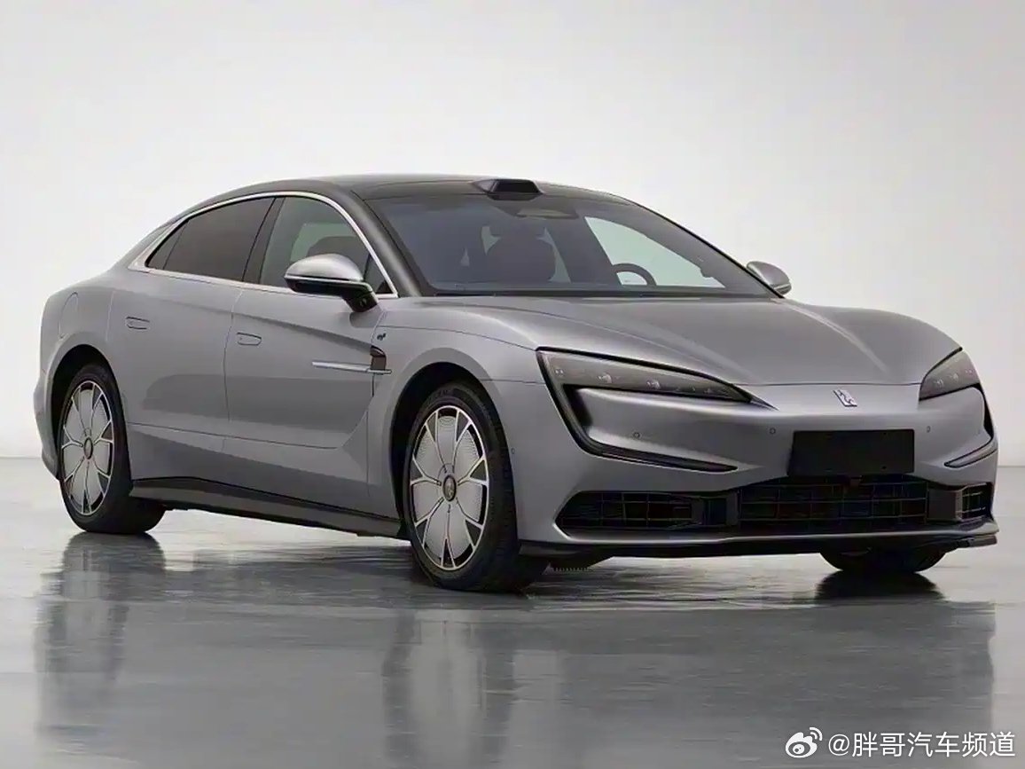 仰望U7纯电版续航破千公里，插混版动力升级