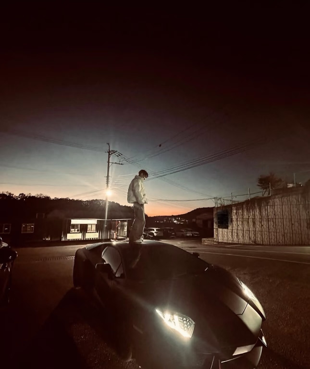 张艺兴现身兰博基尼车顶引热议