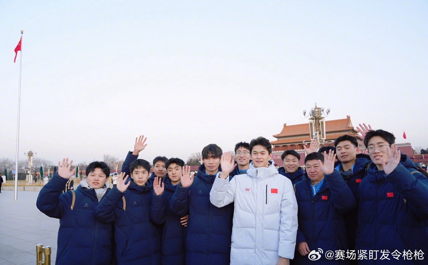 孙杨凌晨现身天安门与排球少年同看升旗