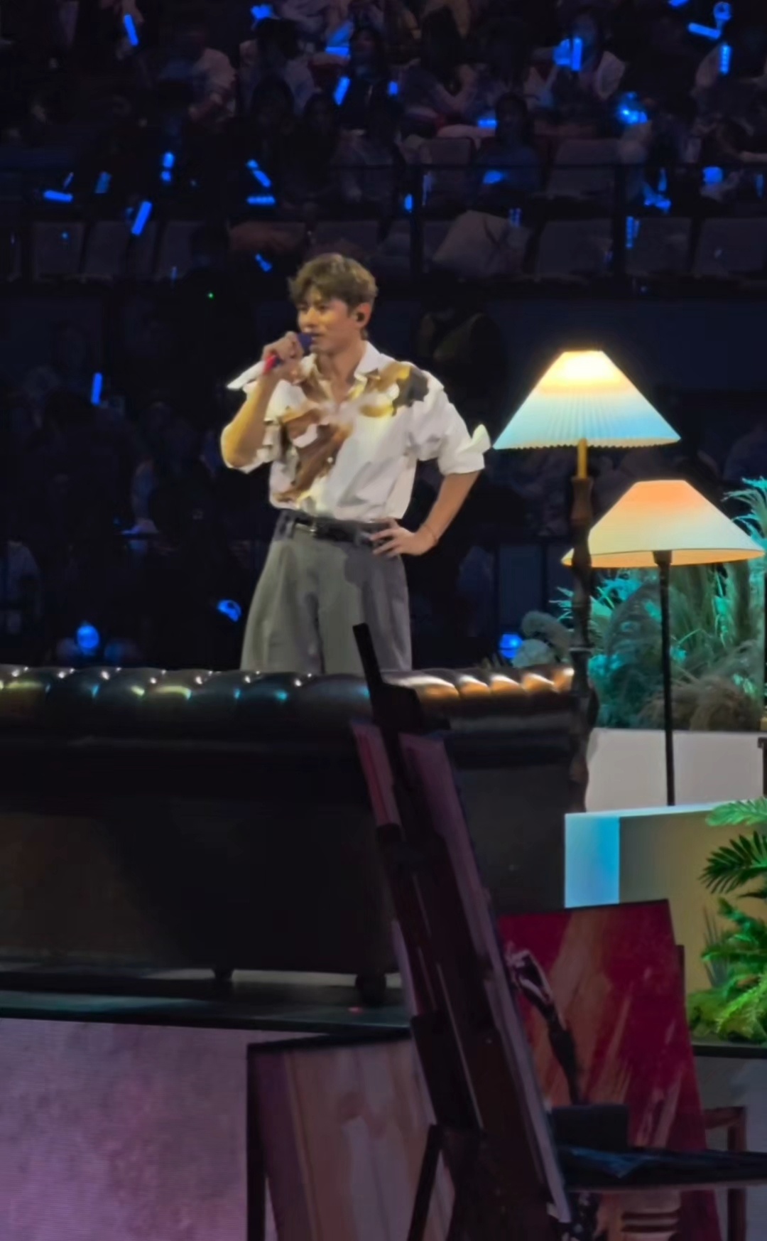 张杰成都演唱会唱《树呢》落泪，思念爷爷引共鸣