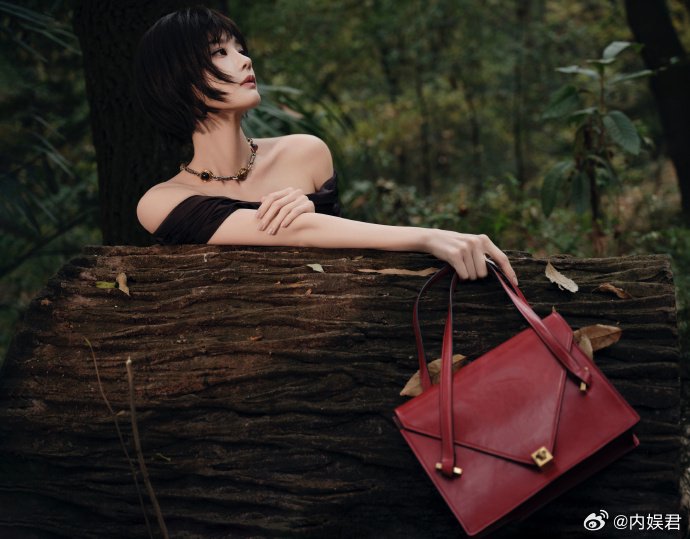 李一桐以一字肩超短发造型亮相