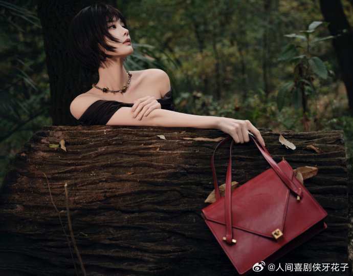 李一桐超短发黑裙造型亮相，冷感十足