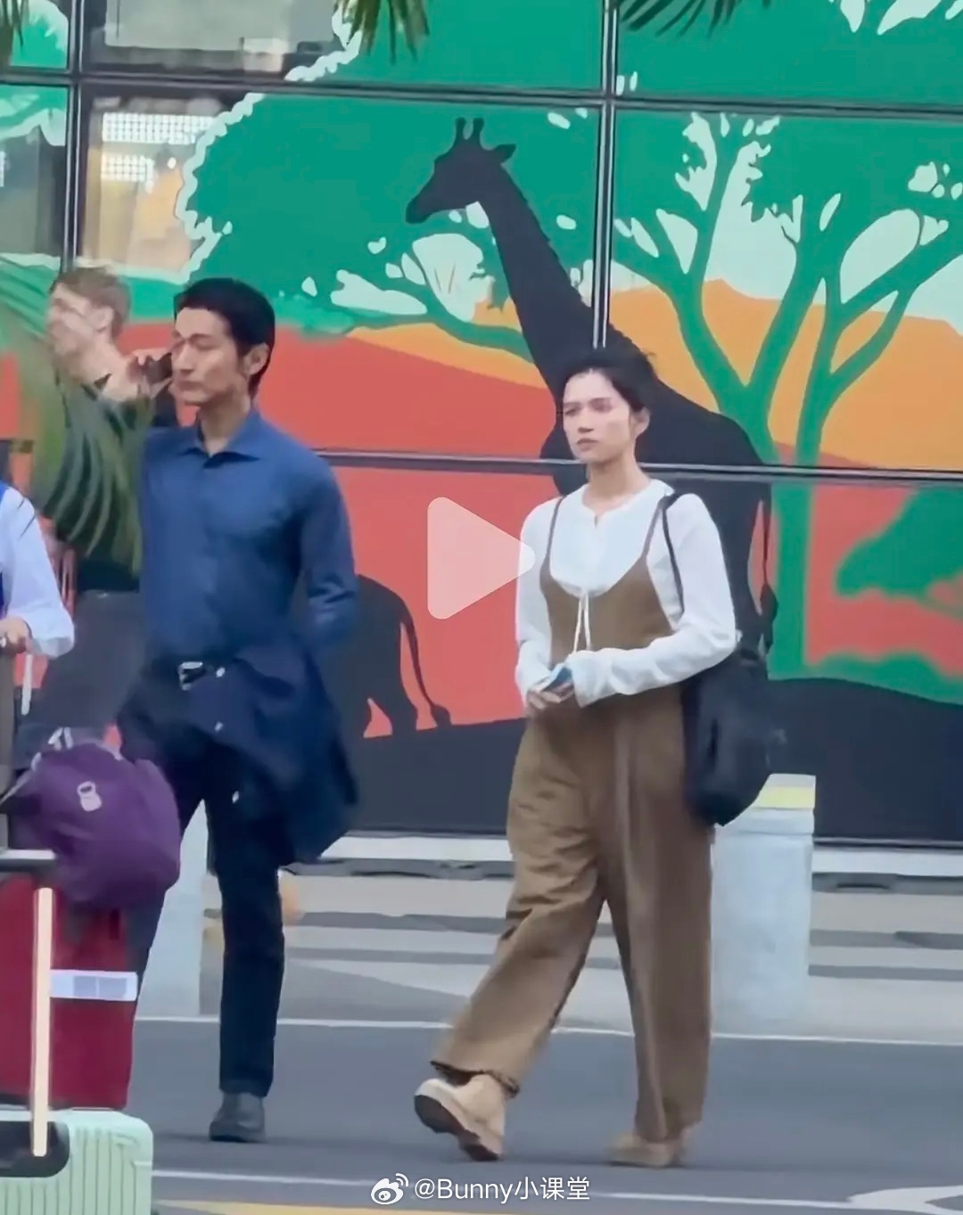 张婧仪陈靖可菜市场拍戏被赞接地气