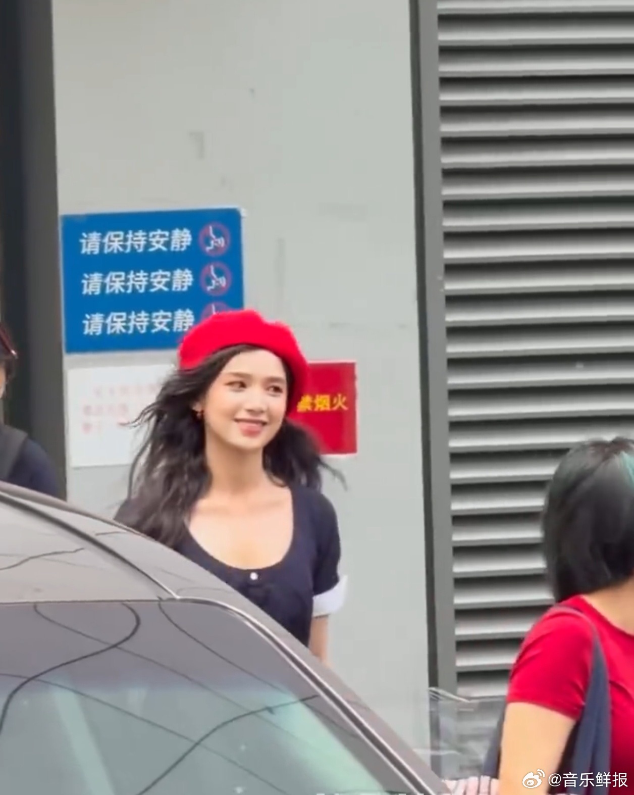 张婧仪蓝裙小红帽造型亮相你好星期六