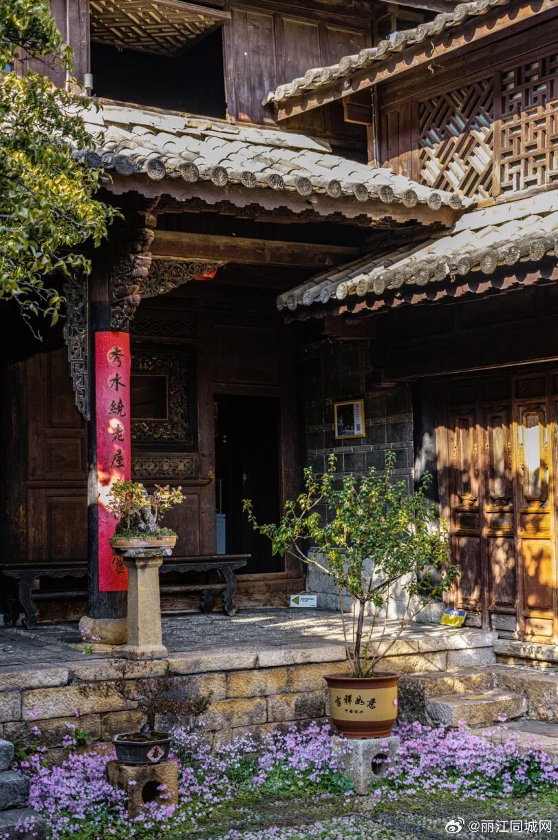 丽江古城院落静美引游人驻足