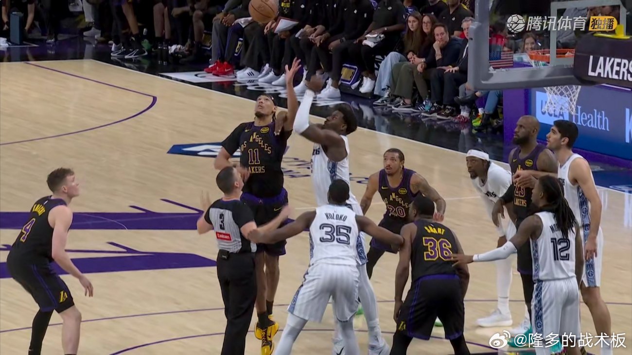 小贾伦杰克逊五犯离场，跳球拉拽海斯引争议|洛杉矶湖人队|小贾伦-杰克逊|孟菲斯灰熊|nba|湖人_新浪新闻