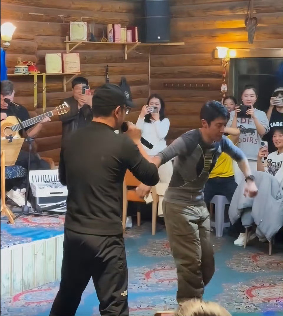 撒贝宁尼格买提录节目后聚餐聊宠物趣事