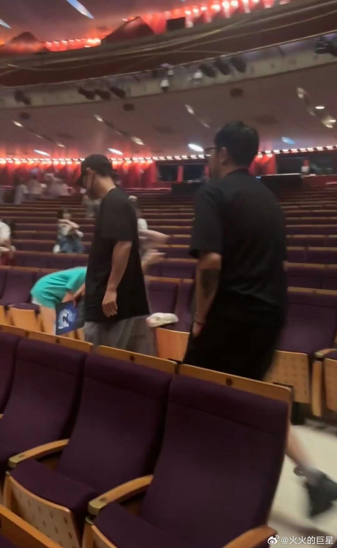 网友偶遇肖战观看千与千寻舞台剧