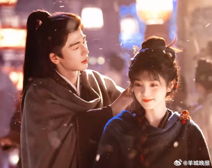 张凌赫田曦薇等古偶CP引热议，宿命感与甜度成焦点