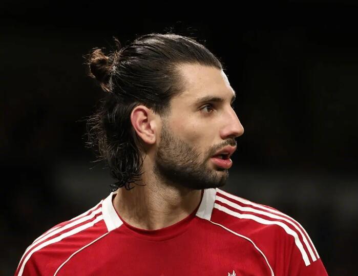 索博斯洛伊染黄停赛，利物浦2-1客胜热刺