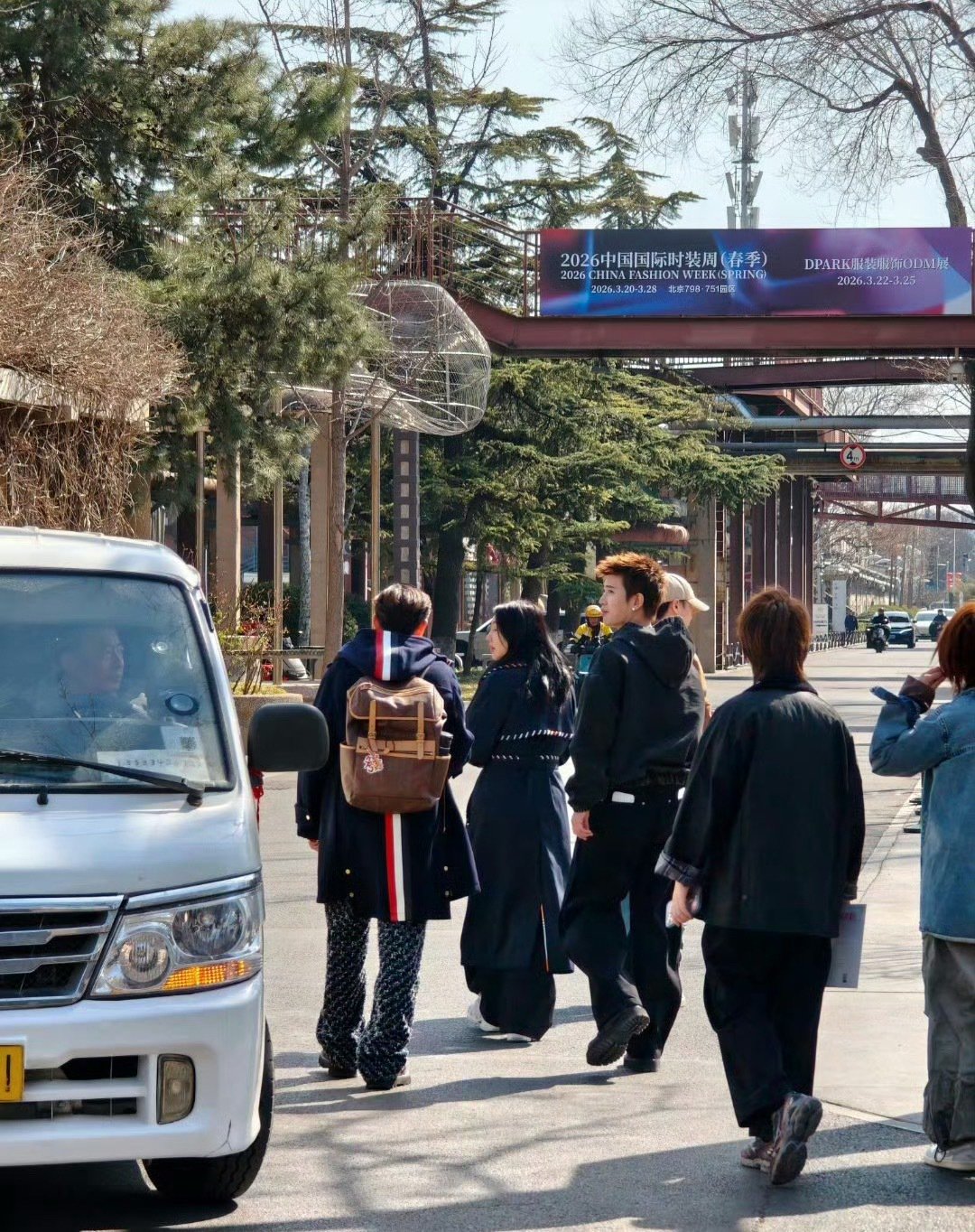 网友北京798偶遇任嘉伦，潮男造型引关注