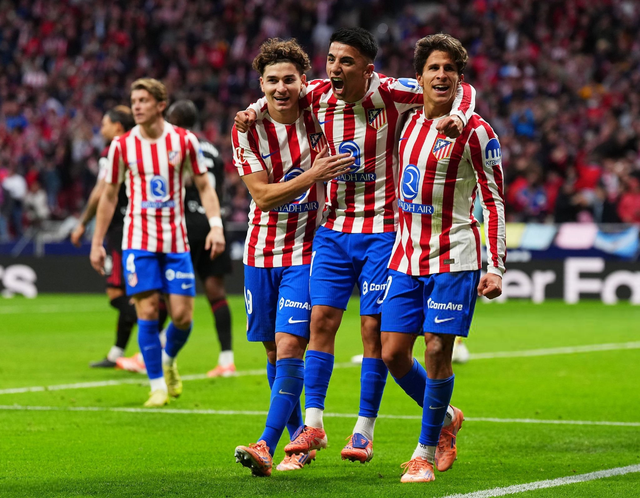 阿尔马达、阿尔瓦雷斯与西蒙尼亮相