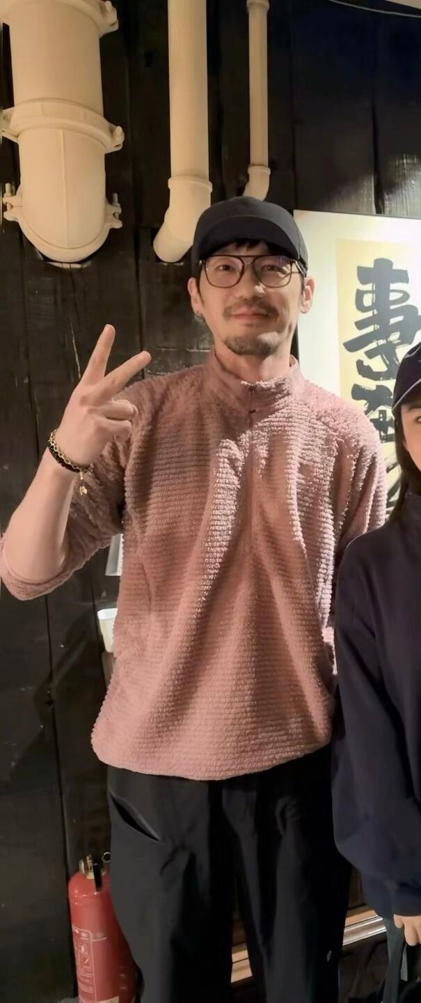 白宇休假留胡子与粉丝合影签名