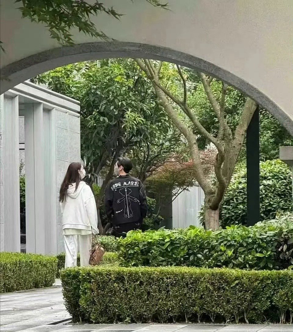 罗云熙陈瑶被曝恋爱，同款物品探班聚餐多证据