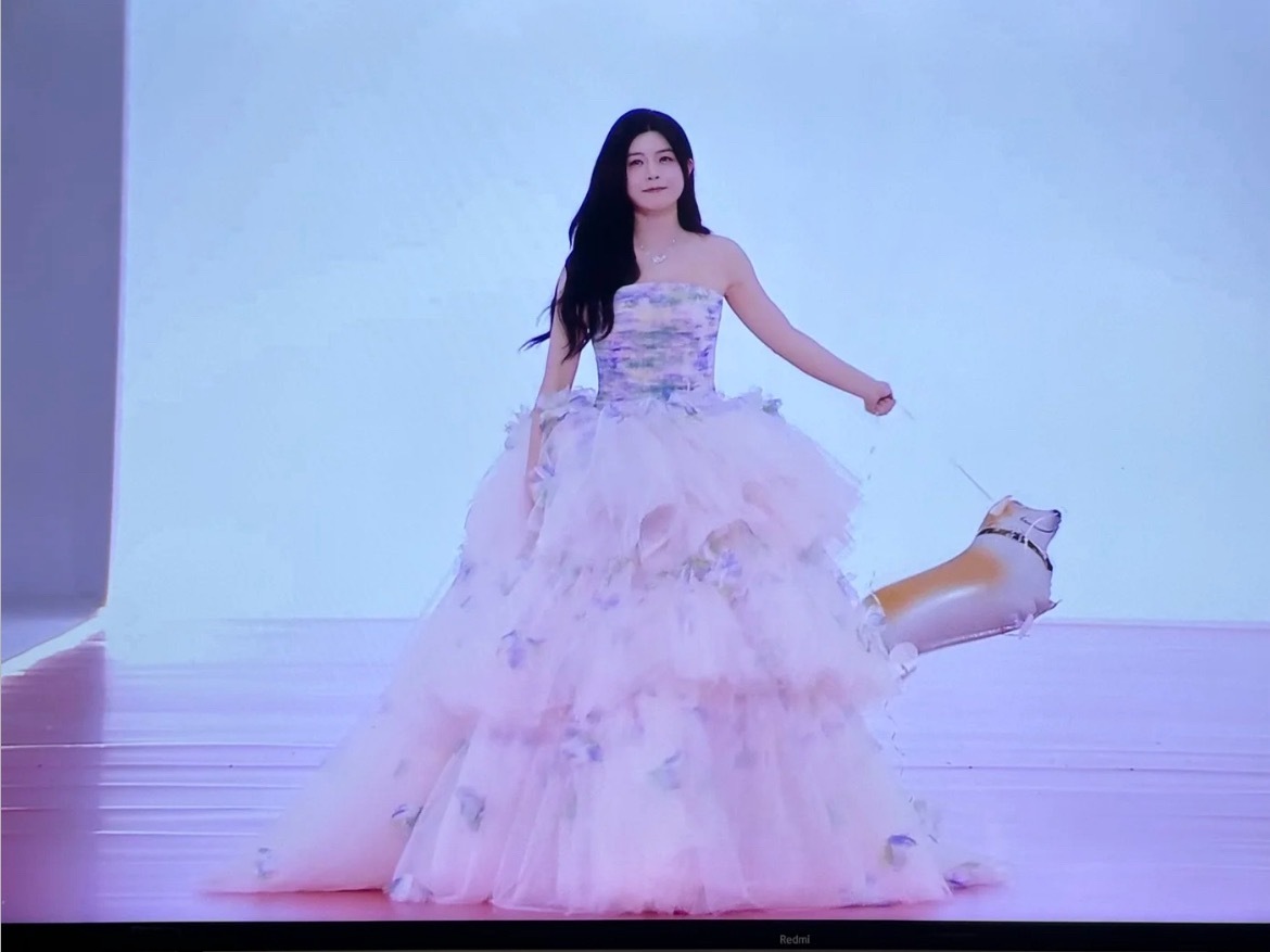 姐姐牵狗现身，身高首超李雾