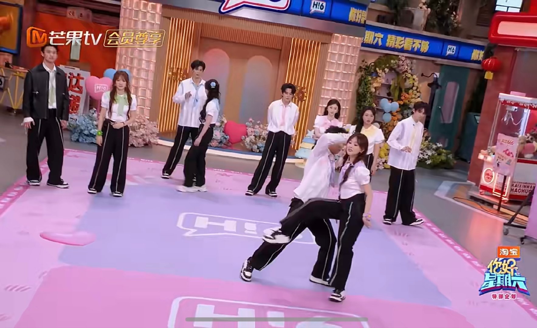 祝绪丹杨迪同台跳舞各显风格