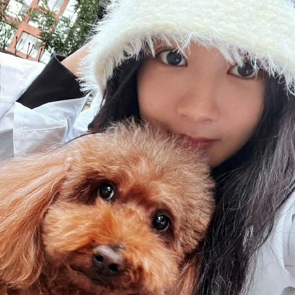 杨紫更换与PiuPiu自拍头像，微醺搀扶好友