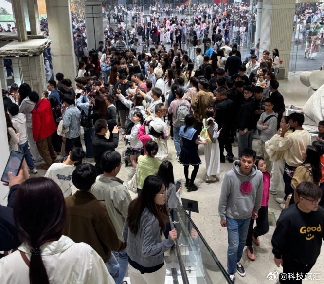 羽绒服高价遇冷，波司登399元款卖断货