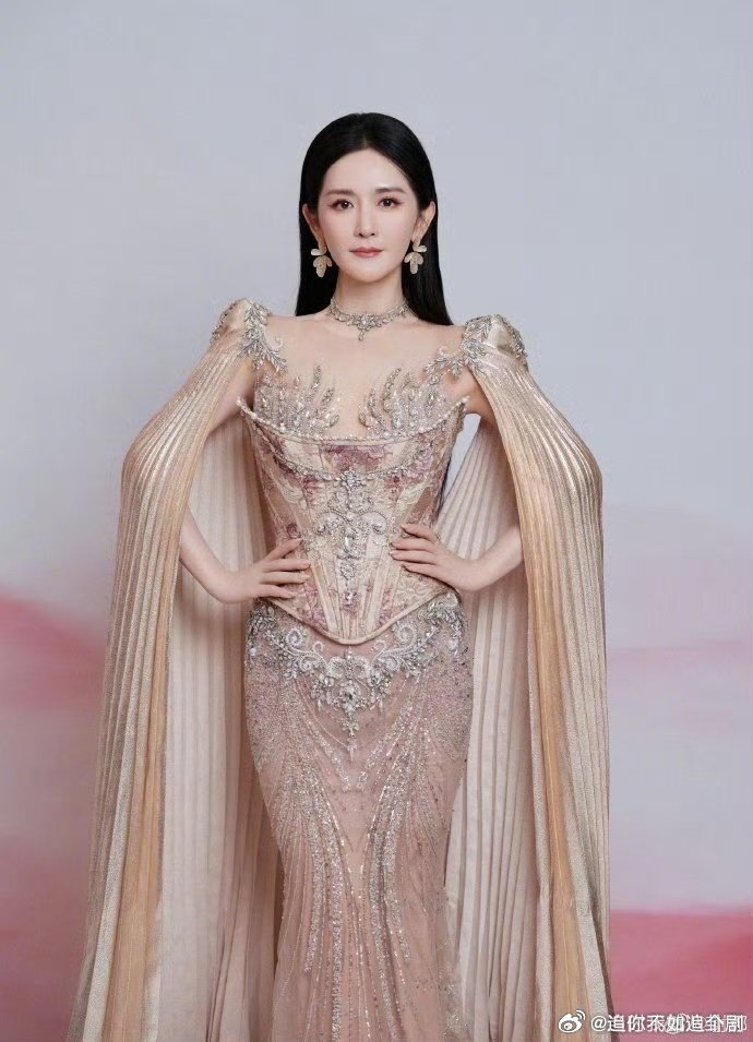 谢娜回应早期艺名叶子，回顾成长历程