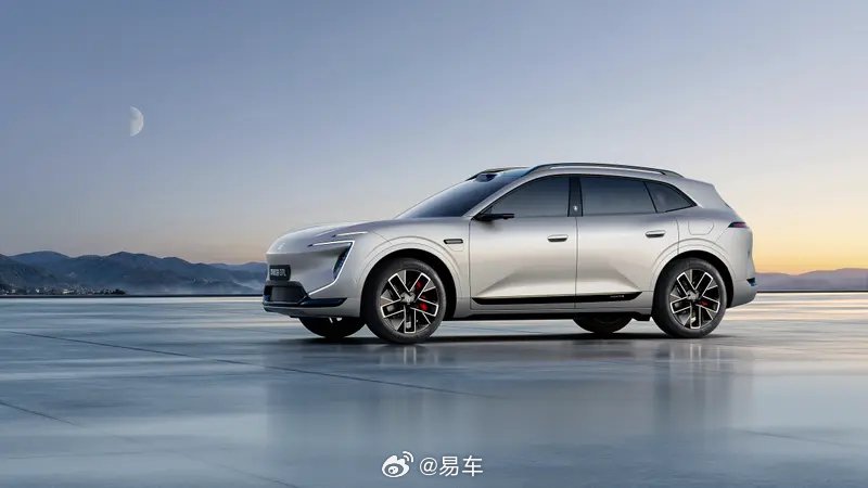 阿维塔07L推出弦月银车色7月预售，提供多款电池续航选择