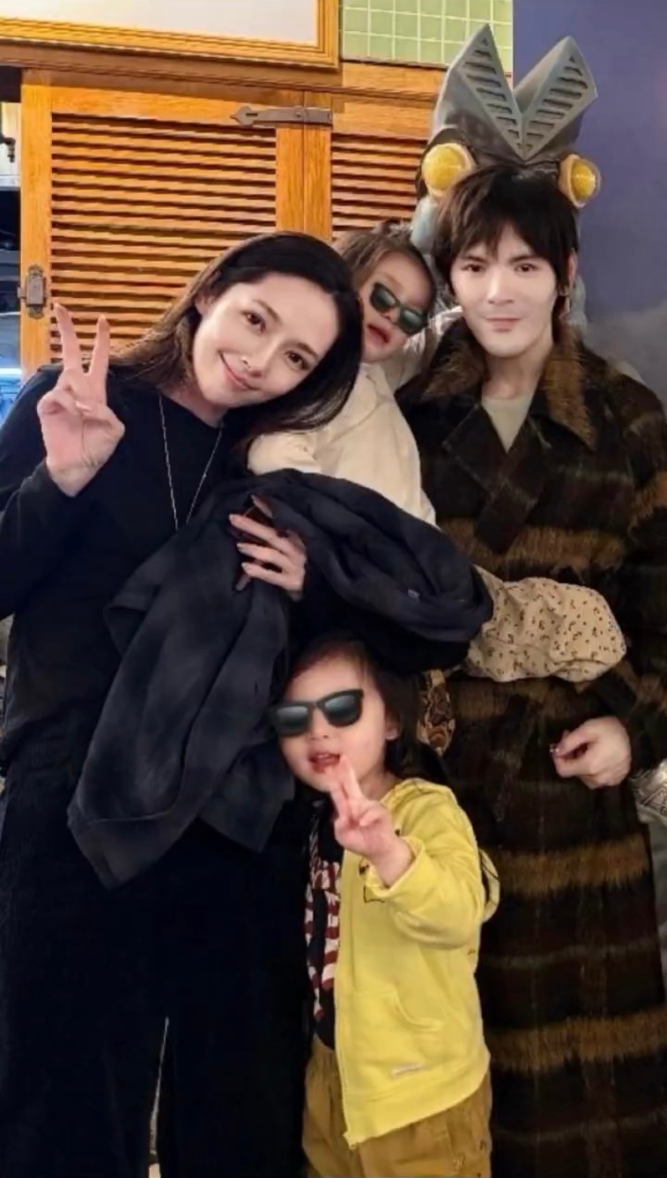 向佐晒一家四口合照,美颜参数引热议