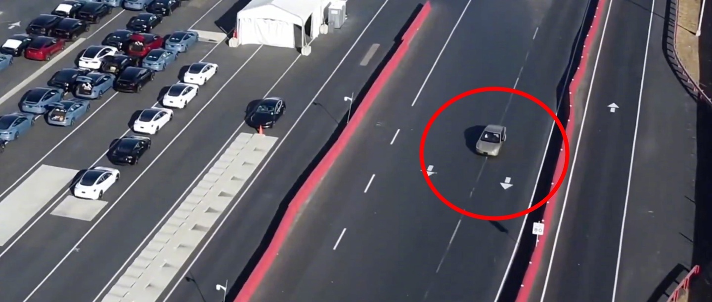 特斯拉Cybercab自动驾驶出租车进入量产阶段，得州工厂碰撞测试中