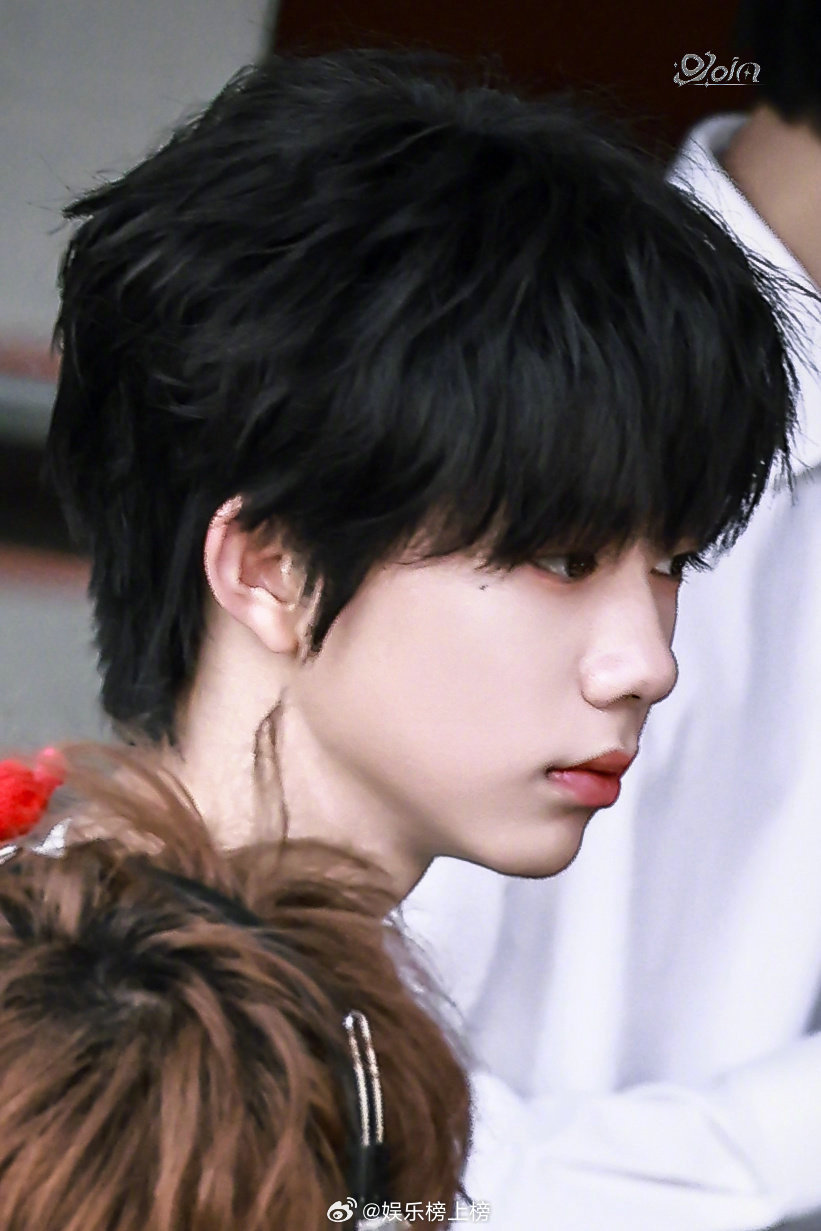 陈奕恒少年时代2路透曝光，林清源蓝白条纹叠穿造型亮相