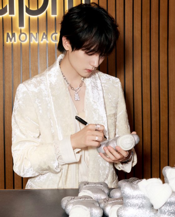 周翊然新加坡活动人气高，白色穿搭优雅耀眼