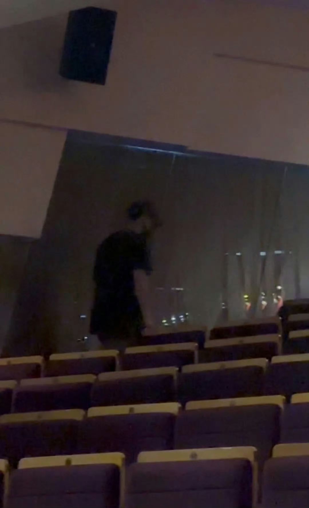 肖战现身观看千与千寻舞台剧