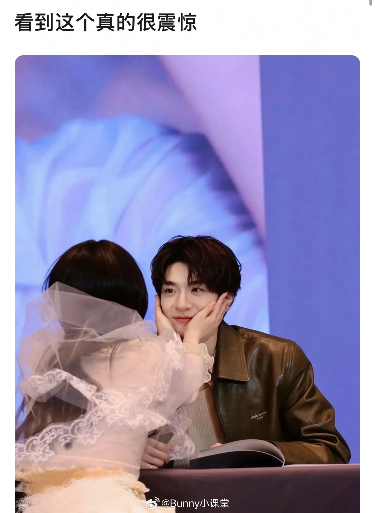 林一与粉丝手牵手捧脸对视，内娱签售现新形式