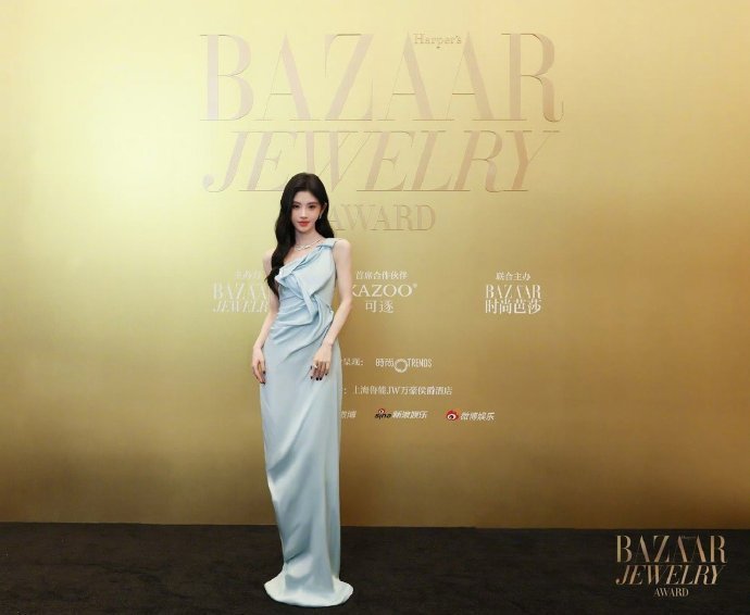 鞠婧祎亮相芭莎盛典官摄定格闪耀瞬间