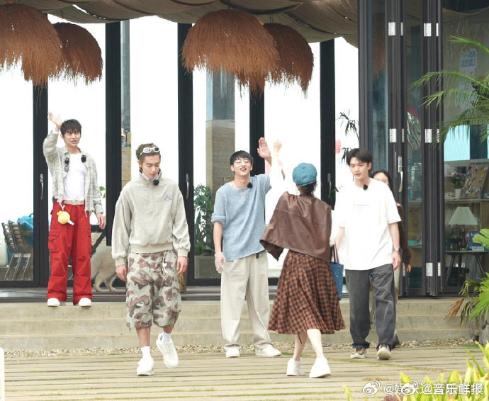 桃花坞三傻合体何炅加盟，沈月谭松韵棣棣杉菜梦幻联动