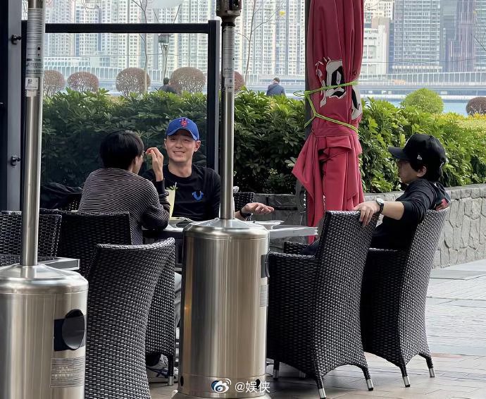 霍建华牛仔裤造型引热议，林心如幽默回应