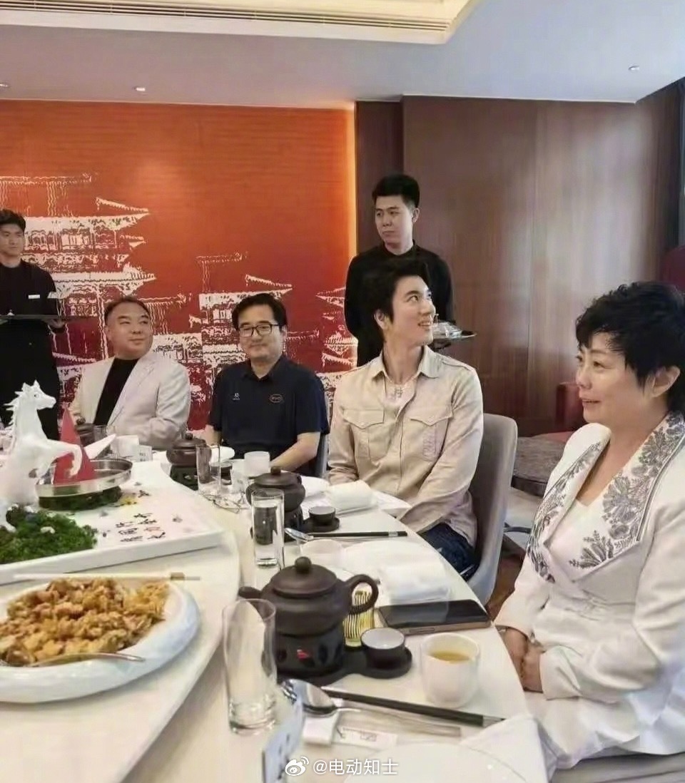 王力宏现身比亚迪总部参观体验，高管陪同或合作在即