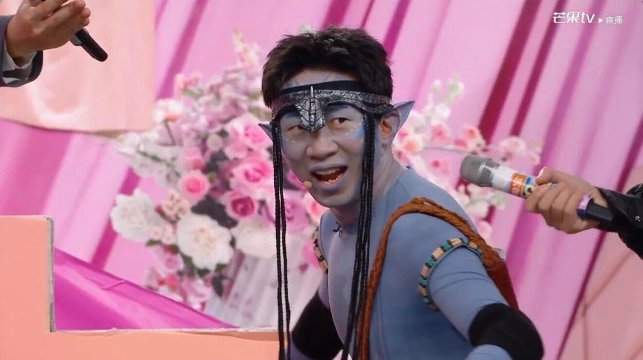 杨迪阿凡达造型亮相自带音效，蓝色装扮引爆综艺
