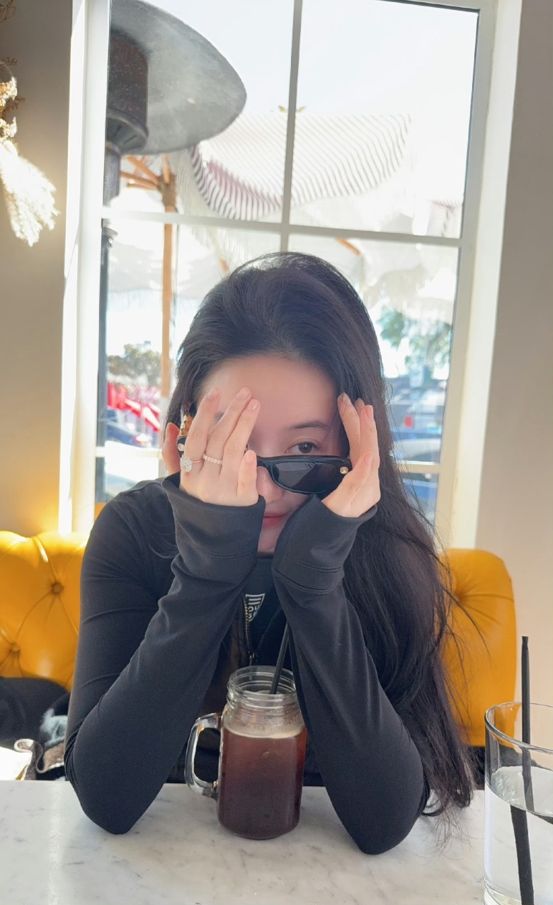 刘亦菲素颜工作状态佳