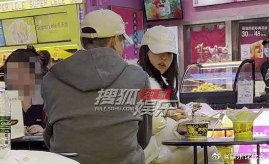 祝绪丹素颜与父母逛街被拍,大口吃东西显真实